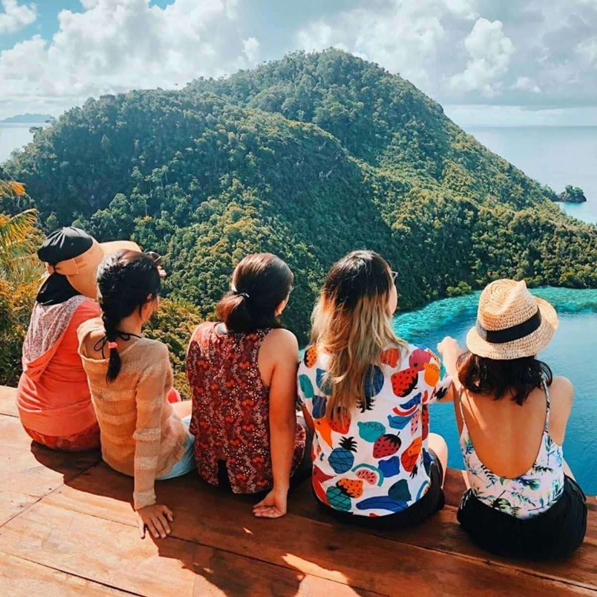 Judul: 10 Tempat Wisata di Indonesia yang Wajib Masuk Bucket List Anak Muda