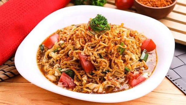 Mie Pedas Terbaru yang Bikin Anak Muda Rela Antri Panjang