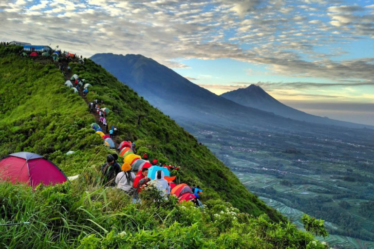 Wisata Gunung Indonesia: Pilihan Tepat untuk Pemula dan Anak Muda
