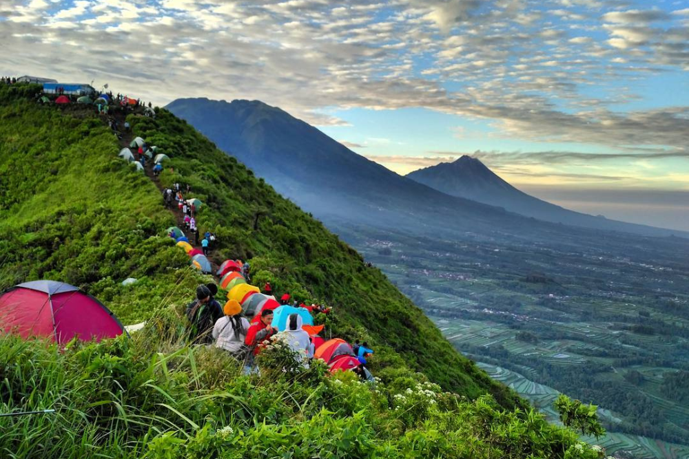 Wisata Gunung Indonesia: Pilihan Tepat untuk Pemula dan Anak Muda