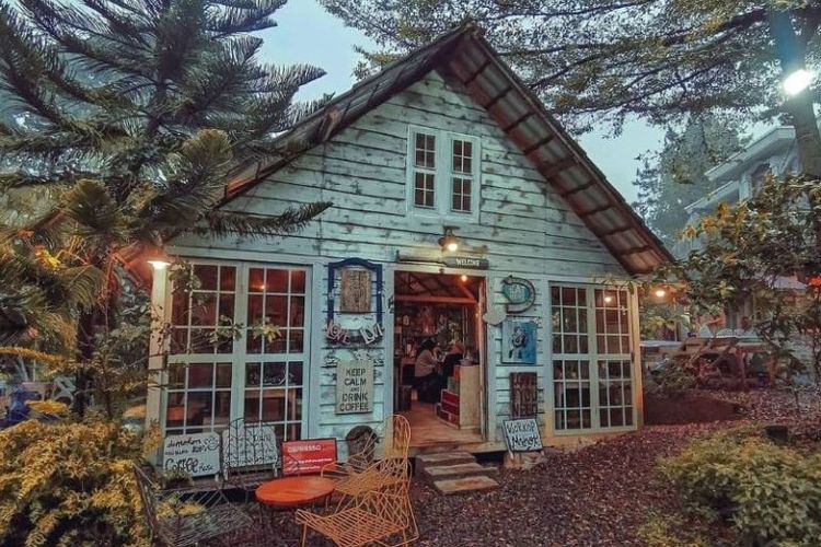 Judul: Cafe Hits di Bandung yang Cocok Buat Nongkrong & Foto OOTD